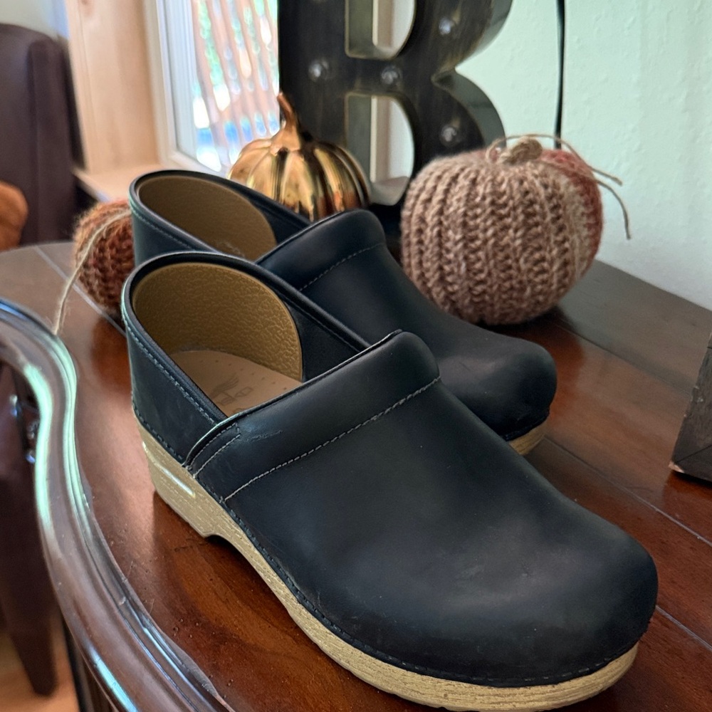 Dansko Black oiled Leather Clogs with Tan Sole worn 2x brand new